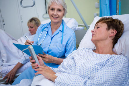医学 咨询 护士 相互作用 诊所 成熟 在室内 健康 长袍