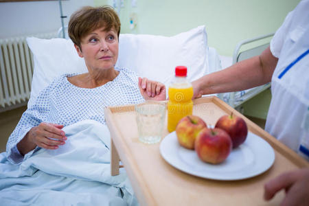 年代 老年人 疾病 白种人 水果 在室内 援助 盘子 医疗保健