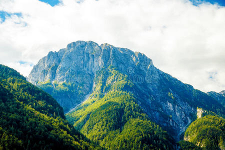 美丽的风景。 云中美丽的山峰。