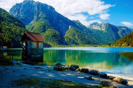 美丽的风景，湖的背景是山。