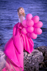 海滩上漂亮的女孩带着气球