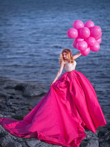 海滩上漂亮的女孩带着气球