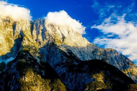 美丽的风景。 云中美丽的山峰。