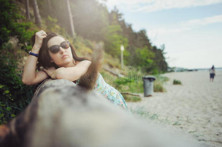 海滩上的年轻女子