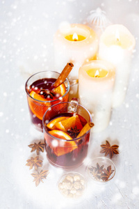 圣诞节日饮料，用香料覆盖葡萄酒