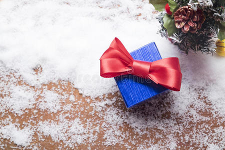 蓝色礼品盒和圣诞装饰物在雪地上