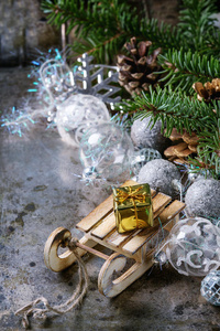 带有玩具和树的圣诞装饰卡