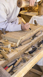 工匠在中世纪的集市上雕刻木材，木工工具