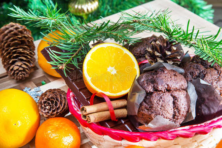 圣诞节的静物。 关闭松饼，橘子和巧克力