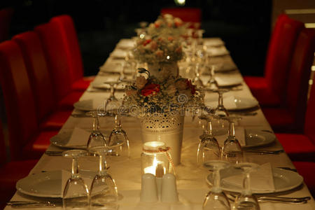 用盘子花和酒杯装饰的桌子