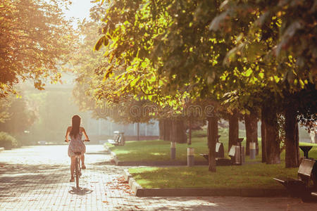 自行车 乐趣 外部 骑自行车 快乐 春天 可爱的 活动 女孩