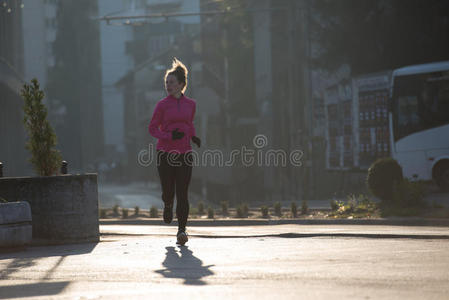 运行 活动 外部 早晨 自然 适合 女孩 健身 复古的 时尚
