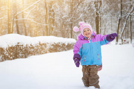 欢快的小女孩在公园玩雪