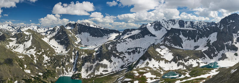 美丽的夏季景观，阿尔泰山俄罗斯。