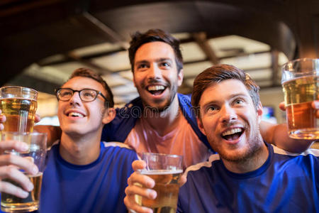 球迷或朋友在体育酒吧喝啤酒