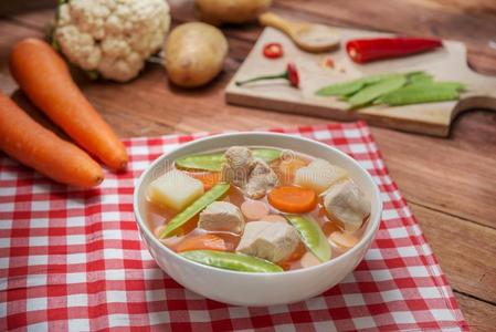 碗汤的蔬菜与猪肉，绿豆和南瓜