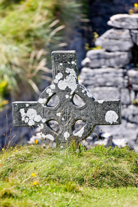 凯尔特十字架附近的奥布里恩的城堡在伊尼舍尔，奥兰群岛，爱尔兰