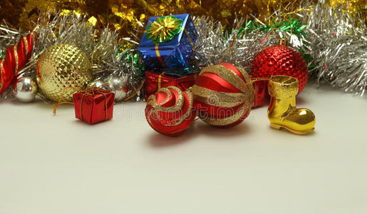 圣诞背景，白色的球和装饰品