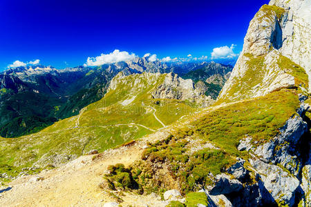 美丽的阿尔卑斯山景观。 美丽雄伟的山峰。