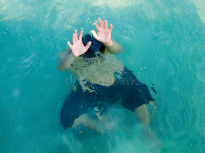 安全理念亚洲女童水下溺水,女青少年溺水游泳池,母亲抢救昏迷