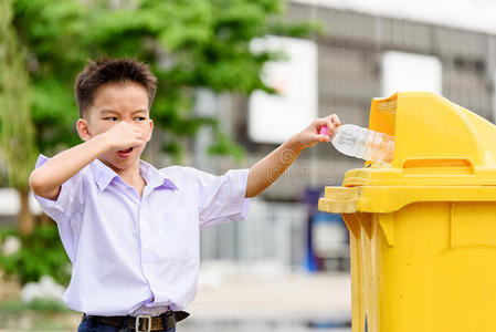 扔垃圾图片-扔垃圾素材-扔垃圾插画-摄图新视界