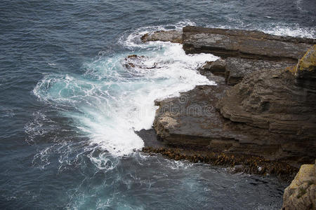 海浪撞击岩石