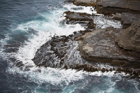 海浪撞击岩石