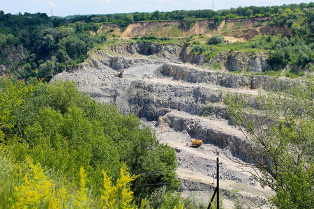 开采矿产资源图片