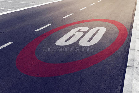 高速公路上时速60公里或每小时行驶限速标志