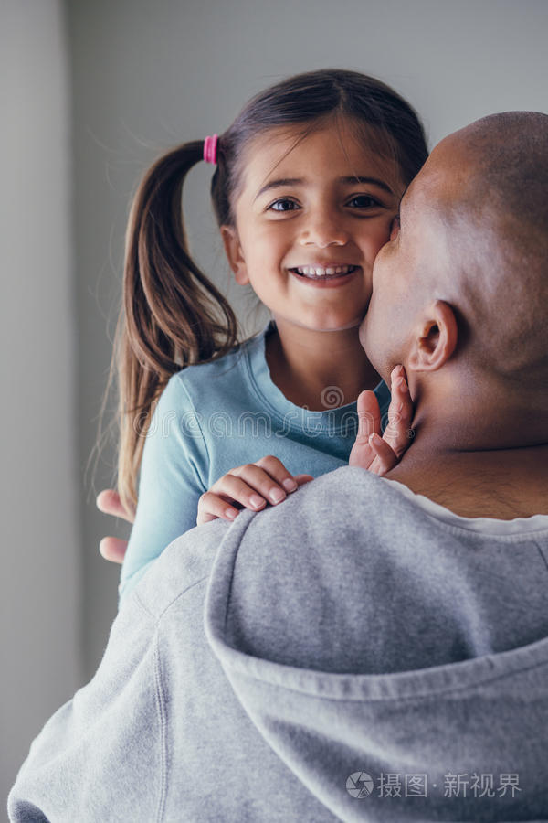 和爸爸拥抱
