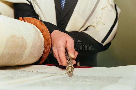 男孩在2016年9月5日的成人礼上阅读犹太律法