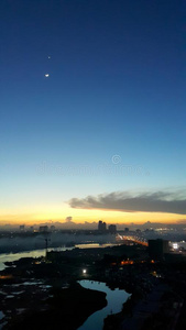 照亮天际线和城市景观空中景观景观景观的城市景观,而黎明破晓与美丽