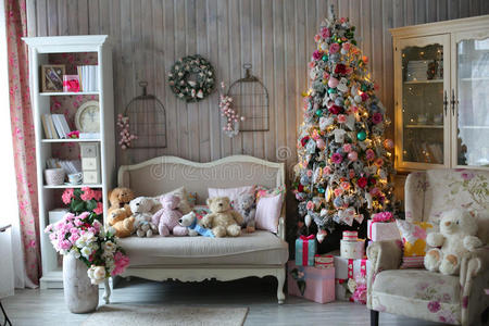 为圣诞节装饰的漂亮客厅