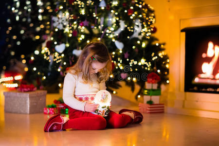 圣诞节 学龄前儿童 玻璃 幸福 家庭 壁炉 可爱的 宝贝