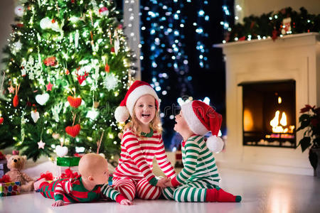 孩子们在装饰圣诞树