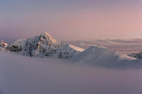 冬季山景。