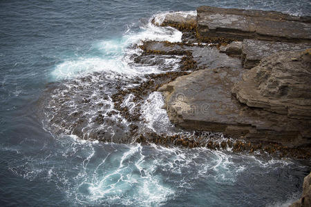 海浪撞击岩石