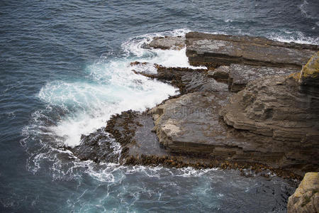 海浪撞击岩石