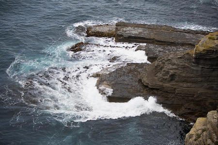 海浪撞击岩石