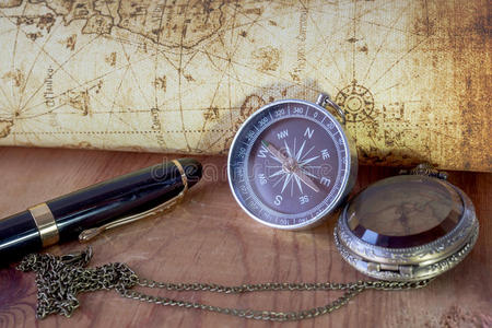 古董地图上的指南针。 复古风格