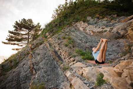 男人 娱乐 和平 健身 身体 姿势 平衡 岩石 放松 海滩