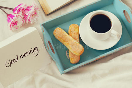 饼干，热咖啡，花和文字注释早上好