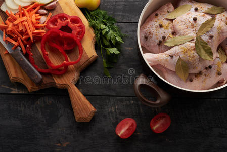 烹饪鸡肉，香料和蔬菜