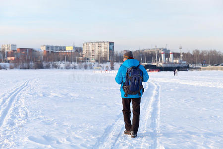 自然 风景 后面 徒步旅行 冷冰冰的 寒冷的 成人 孤独的