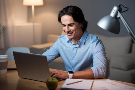 热情微笑的人使用笔记本电脑。