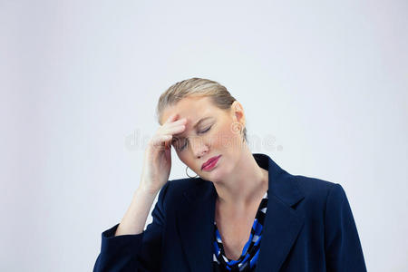 商务妇女右手扶额眼闭照片