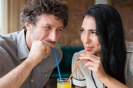 一对夫妇在自助餐厅喝果汁