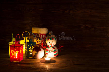 手工雪人，蜡烛灯和圣诞装饰。