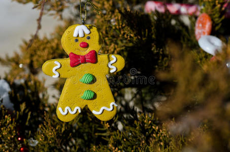 姜饼人装饰在户外圣诞树上