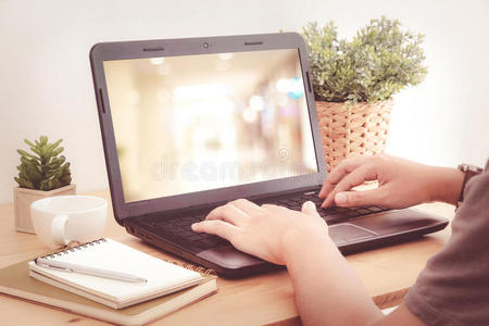 双手打字图片-双手打字素材-双手打字插画-摄图新视界